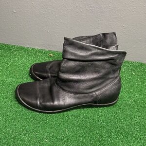Tsubo Black Leather Ankle Boots Women's 9 EU 39 Comfort Slip On Minimalist
